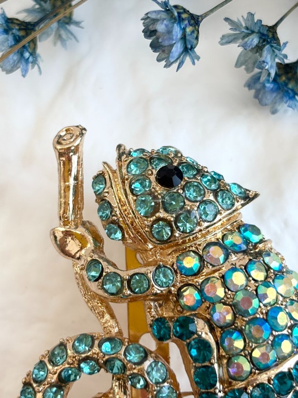 Mint Blue Rhinestone Chameleon Reptile Lizard on Branch Gold Toned Brooch Pin - Picture 2 of 12